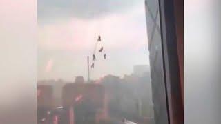 Ветер сдул бригаду мойщиков окон с гигантского небоскреба в Пекине