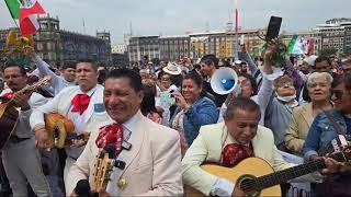 MEXICANOS LLEVAN SERENATA AL PRESIDENTE LÓPEZ OBRADOR; LO DESPIDEN CON MARIACHIS