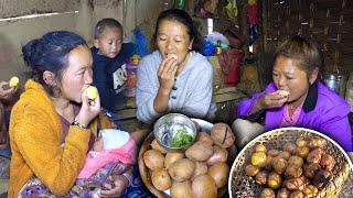 Boiled potatoes are eaten with chilies in the village kitchen || Potatoes eaten in traditional style