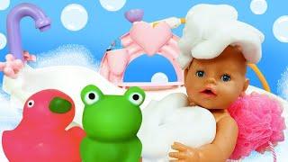 Кукла Беби Анабель идёт спать! Игрушки для ванной и воздушная пена! Онлайн видео игры для детей.