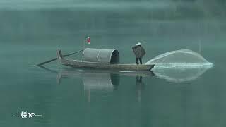 Fog covers the Dongjiang River, and a fisherman is casting a net雾漫小东江，渔翁撒网忙