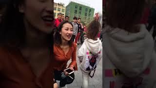 小茜茜嫌弃爽儿亲一口 Little sissy abandon cool children kiss