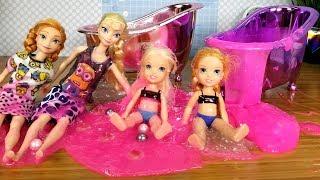 SLIME Bath ! Elsa and Anna toddlers - prank - fun - playdate - joke - party