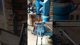 UNIVERSAL DRILLING MACHINE WITH ADJUSTABLE TABLE AND ADJUSTABLE ARM (DRILLING HOLES IN STEEL PLATES)