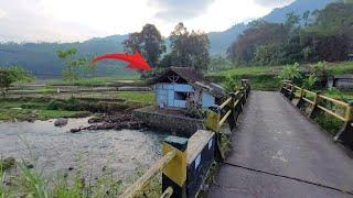 Warung Pinggir Sungai Yang Sering Di Singgahi Banyak Orang, Suasana Pedesaan Sumedang Jawabarat