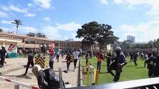 Para pengunjuk rasa memasuki gedung parlemen Kenya, dan banyak orang terlihat di jalan-jalan di dekatnya