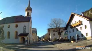 A: Gemeinde Scharnitz. Bezirk Innsbruck-Land. Fahrt durch den Ort. Dezember 2016