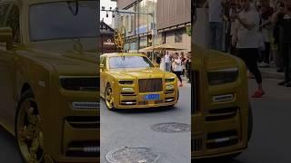 The golden Rolls-Royce Phantom with five 1 license plates attracted the attention of all passers-by
