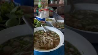 Lao Noodle Soups How to correctly eat with the leaves? #noodles #laos  #localfood #laosfood
