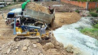 Delete the pond, By Bulldozer MITSUBISHI BD2F And Bulldozer KOMATSU D31P, Dump Truck Unloading