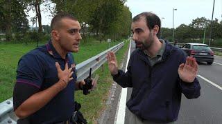 Il dialogo tra un attivista del clima e un poliziotto durante il blocco stradale a Milano