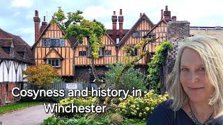 Falling for Winchester: cathedral,  college, and a cosy pub . Come along with a German womantraveler