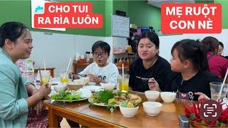 Trà Sữa dẫn “mẹ ruột” Út Thơ đi ăn bún đậu mắm tôm | Khương Dừa Con