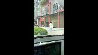 就这个小妖精，花我老公的钱，住我老公给她买的房子！