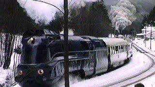 Schnellzuglok 01 1102 mit Stromlinienverkleidung auf der Rampe nach Oberhof mit Schiebelok