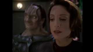 DS9: Garak inspects a plasma rifle