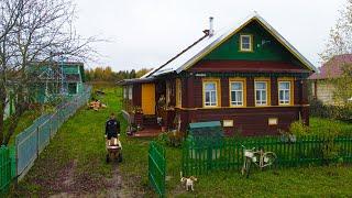 Wie Russen in einem Dorf leben. Herbst im russischen Norden. Nachbarn im Dorf