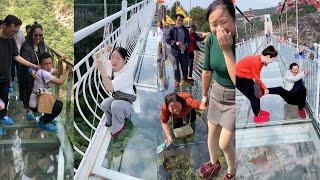 It’s too exciting to walk on the glass bridge, this man is so scared that his legs are weak