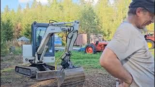 Tunnelmaa navetan takaa. Feelings from behind the barn.