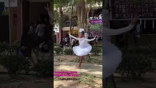 Charming #ballerina captures the attention of the entire street. 🩰@LeapOfDanceAcademy #ballet