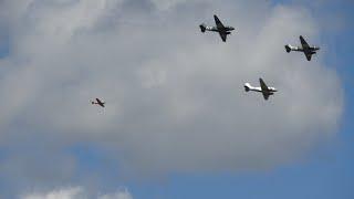 Flyover und Formationsflug | 3x Douglas DC-3, 1x AT 6D, 1x Lookheed Hercules U.S.A.F