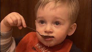 Baby’s using the spoon. Малыш ест ложкой. #babyeating#toddlerlife#toddlermilestones