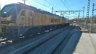 Locomotoras 256-016(verde)+210(amarilla) en Teco Medway. Vicalvaro. 23/12/2024.