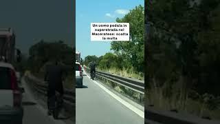 Un uomo pedala in bici in superstrada: multato