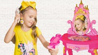 Max, Katy and Arina Pretend Play Beauty Salon with Kids Make up Toys