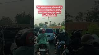 Kebiasaan yang biasa saat nunggu Kereta Api lewat, daerah kalian sama kan? #keretaapi