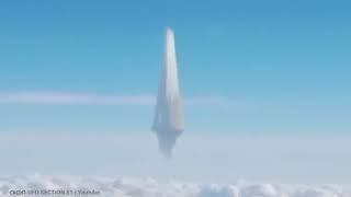 Un passager a filmé un ovni géant sur les nuages