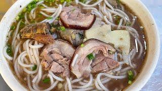 Vietnamese breakfast- Delicious with a bowl of pho 30.000 vnd-Travel thirsty Vietnam