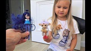 Алиса играет с куклами ЛОЛ и Барби ! Как весело провести время !