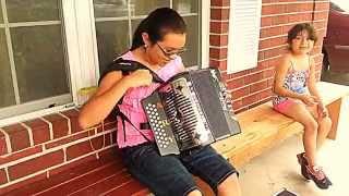 Aryana Tocando Acordeon-Nina de 10 anos