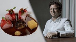 Signature Dish von KEVIN FEHLING: "Carabinero mit Aubergine, Tandooricreme & Rinderschmorfond"