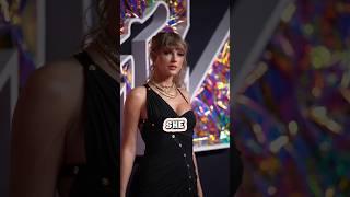 Taylor Swift Nails Preppy Fall Style #taylorswift #erastour #singer #celebrity #celebritynews