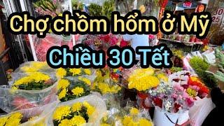 Chiều 30 Tết bà con rộn ràng đi mua hoa về đón giao thừa