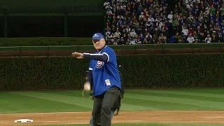 WS2016 Gm5: Ryne Sandberg throws out the first pitch