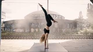 Anna  Pole-Acrobatic und Handstand Akrobatik