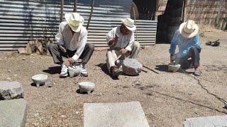 Bajo los intensos rayos del sol elaboran  molcajetes y metates| Tío Rey, Tío Chico y Tío Crescencio.