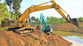 Excavators Excavating Dirt Kobelco SK200 Komatsu PC200 XCMG XE215C