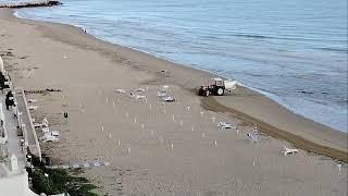 Dopo aver seguito una donna sulla spiaggia col trattore , scarica davanti al nostro condominio