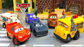 CUENTO DE CARS 3 LAS CLASES DE DEPORTES - MINI FIGURAS CON RAYO MACUIN