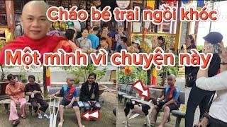 Bé trai bị miếng kiến cắt đức gân chân ngồi khóc một mình chú chó chạy lại làm chuyện này