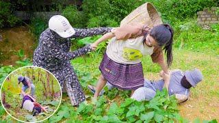 Mute wife is helped by a kind woman when she is being harmed in a banana garden