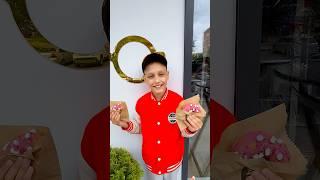 Жадный кот не хочет делиться #кот #пончик #еда #прикол