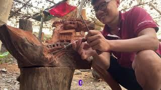 Thực hiện thao tác làm ra tác phẩm bonsai đang đứng bên nhà