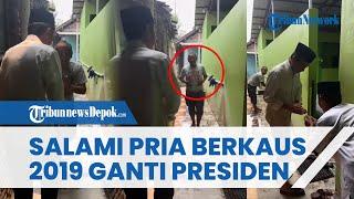 DETIK-DETIK Pria Berkaus '2019 Ganti Presiden' KAGET Saat Tiba tiba Disalami Jokowi saat Salat Jumat