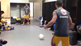 Lucas Lobos y Danilinho en el vestidor de Tigres UANL