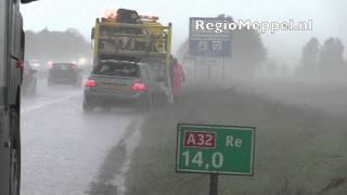 Vrachtwagen verliest dak tijdes noodweer, auto beschadigd